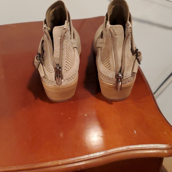 Boots - Picture 5 of 5